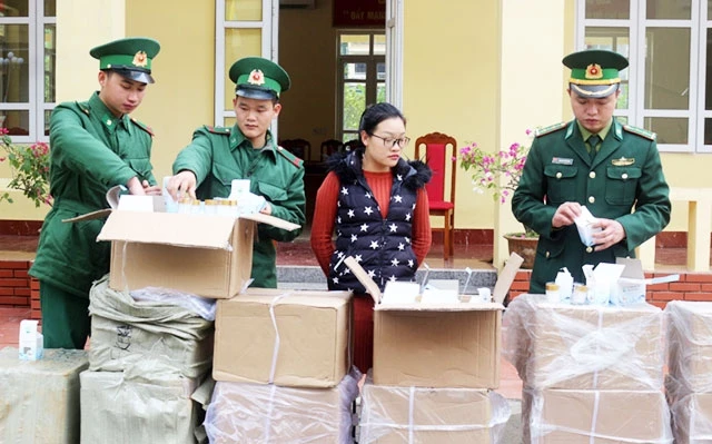 Cán bộ, chiến sĩ Bộ đội Biên phòng tỉnh Quảng Ninh kiểm đếm hàng lậu. Ảnh: LA THÀNH