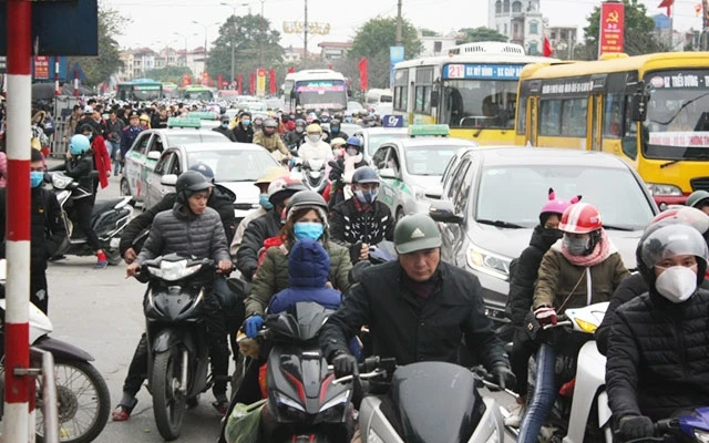Giao thông khu vực cửa ngõ Thủ đô Hà Nội đông đúc trong chiều 29-1.