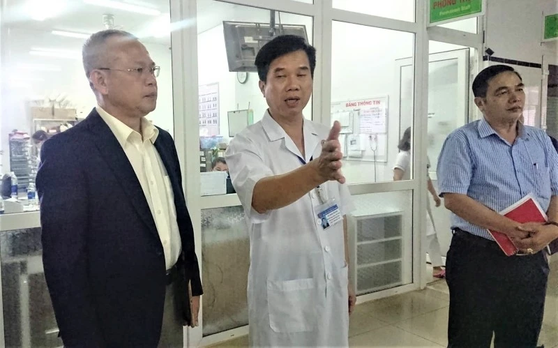 Giám đốc Sở Y tế tỉnh Đắk Lắk Nay Phi La kiểm tra công tác sẵn sàng phòng chống virus Corona tại Bệnh viện đa khoa vùng Tây Nguyên.