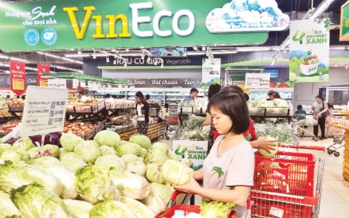 Người tiêu dùng mua rau xanh tại siêu thị Hapro Thành Công ngày mồng 4 Tết Nguyên đán Canh Tý. Ảnh: LÊ NAM