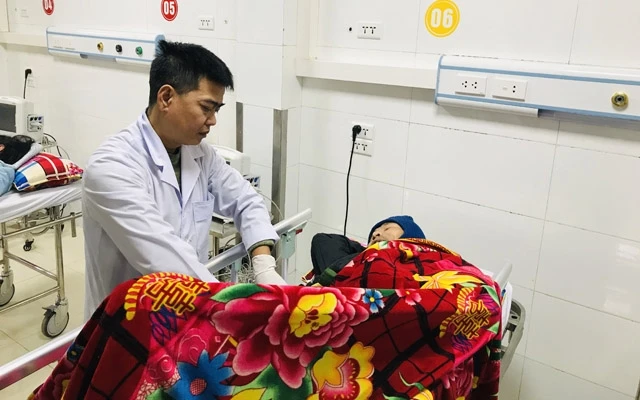Bác sĩ Bệnh viện Đa khoa tỉnh Thanh Hóa chăm sóc bệnh nhân nội trú.