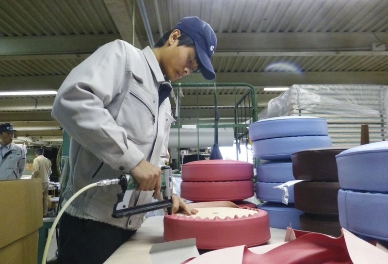 Một công nhân thực tập người Việt Nam tại một công ty ở Okazaki, quận Aichi (Ảnh: Kyodo)