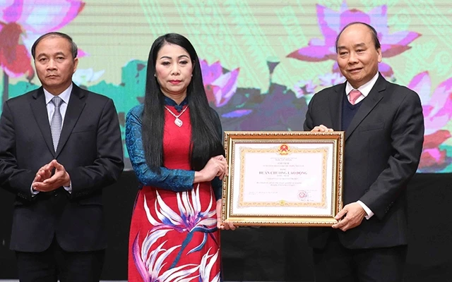 Thủ tướng Nguyễn Xuân Phúc trao Huân chương Lao động hạng nhất của Chủ tịch nước tặng tỉnh Vĩnh Phúc.