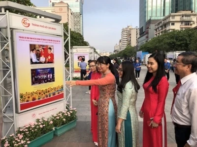 Đại biểu tham quan triển lãm tại đường đi bộ Nguyễn Huệ, TP Hồ Chí Minh.