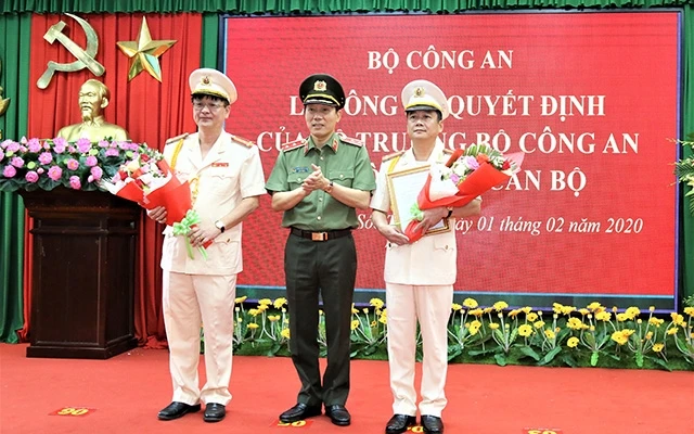 Trung tướng Lương Tam Quang trao các Quyết định cho Đại tá Lê Minh Quang, và Đại tá Nguyễn Minh Ngọc.