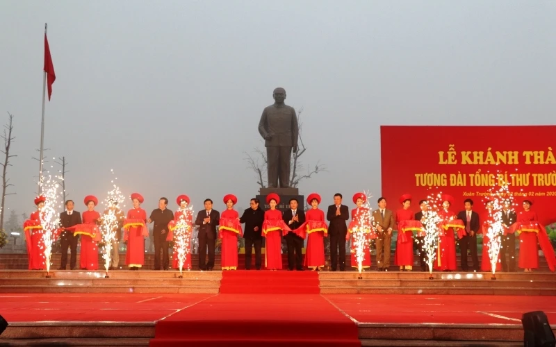 Các đại biểu cắt băng khánh thành tượng đài Tổng Bí thư Trường Chinh.