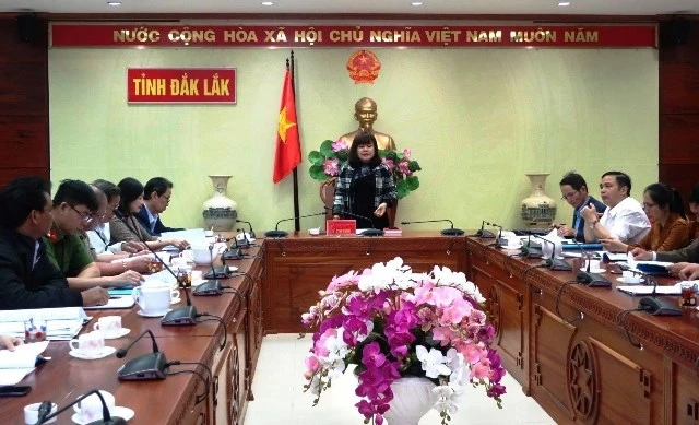 Phó Chủ tịch UBND tỉnh Đắk Lắk H’Yim Kdoh, yêu cầu các ngành chức năng phải sớm ngăn chặn việc găm hàng, nâng giá khẩu trang y tế tại các cơ sở kinh doanh trên địa bàn.