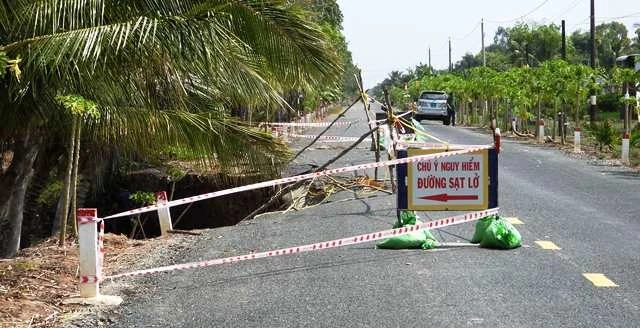 Một đoạn trên tuyến lộ Tắc Thủ - Vàm Đá Bạc bị sụt lún, hư hỏng.