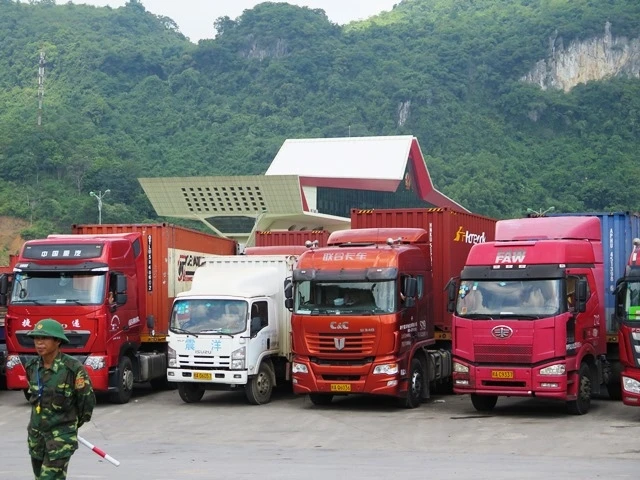 Xe chở hàng nông sản chờ làm thủ tục xuất khẩu qua biên giới.