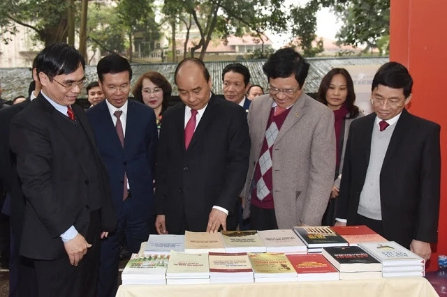 Thủ tướng Nguyễn Xuân Phúc tham quan Triển lãm sách kỷ niệm 90 năm Ngày thành lập Đảng Cộng sản Việt Nam.