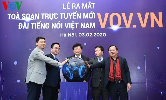 Tổng Giám đốc VOV Nguyễn Thế Kỷ và các lãnh đạo VOV làm lễ ra mắt Tòa soạn trực tuyến mới của VOV. (Ảnh: VOV)