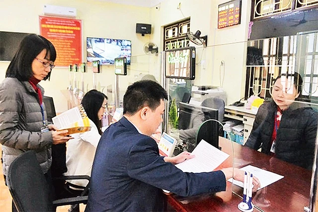 Đoàn kiểm tra công vụ TP Hà Nội kiểm tra đột xuất tại Bộ phận một cửa UBND huyện Thường Tín. Ảnh: LINH CHI