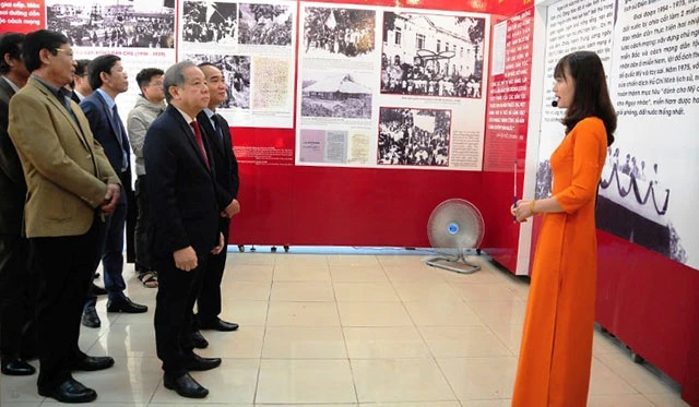 Các đồng chí lãnh đạo tỉnh tham quan triển lãm chuyên đề “90 năm dưới lá cờ vẻ vang của Đảng”.