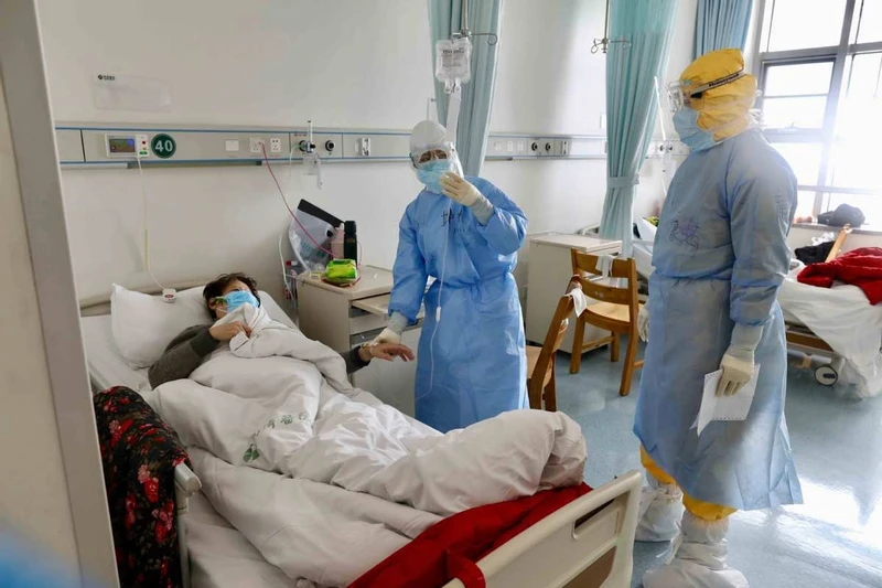 Các bác sĩ từ Bắc Kinh đang điều trị cho bệnh nhân nCoV tại bệnh viện Vũ Hán. (Ảnh: ChinaDaily)