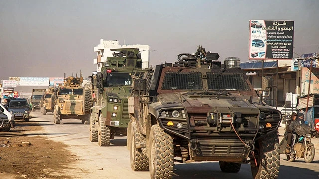 Xe quân sự của Thổ Nhĩ Kỳ tiến vào tỉnh Idlib của Syria. Ảnh: FRANCE24