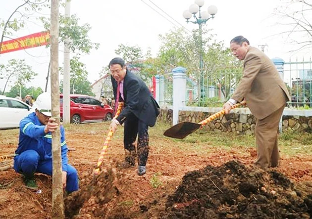Lãnh đạo tỉnh Quảng Trị tham gia Tết trồng cây năm Canh Tý 2020 .