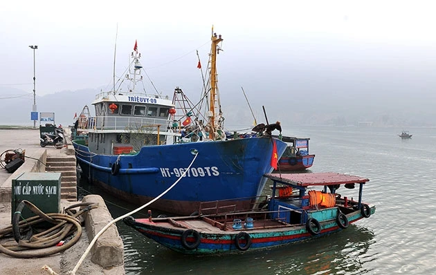 Tàu cá vỏ thép của ngư dân huyện Lộc Hà (Hà Tĩnh) cập cảng Cửa Sót sau chuyến đi biển đầu năm mới.