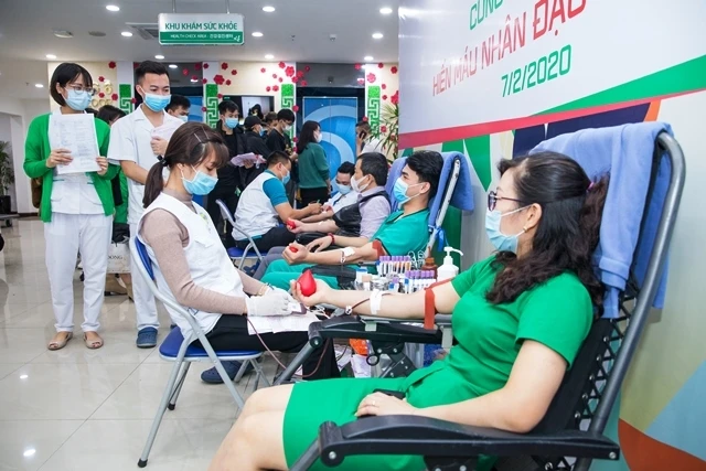 Hàng trăm người tại Bệnh viện đa khoa quốc tế Thu Cúc tham gia hiến máu tình nguyện.