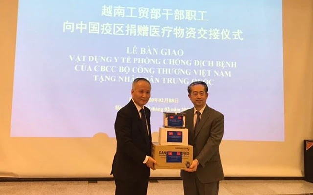 Thứ trưởng Trần Quốc Khánh trao tượng trưng một số vật dụng y tế phòng chống dịch bệnh do cán bộ, công chức của Bộ Công thương quyên góp để gửi tới nhân dân Trung Quốc (Ảnh: Moit.gov.vn).