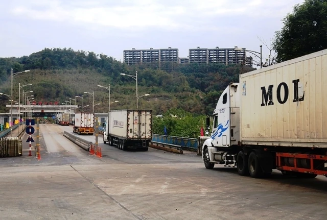 Xe container chở nông sản xuất khẩu ở Cửa khẩu đường bộ Kim Thành (Lào cai).
