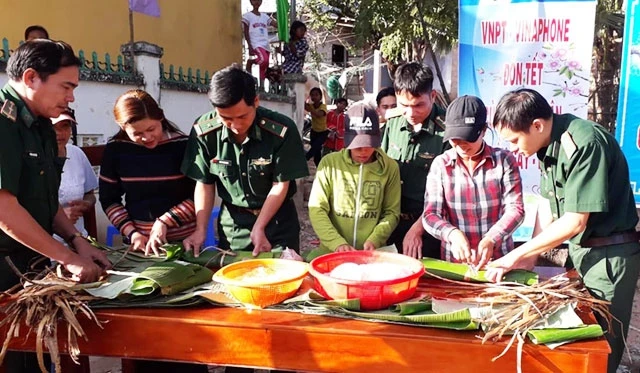 Cán bộ, chiến sĩ Đồn Biên phòng Vĩnh Hải cùng đồng bào dân tộc Raglai ở hai thôn Cầu Gãy và Đá Hang thi gói bánh tét.