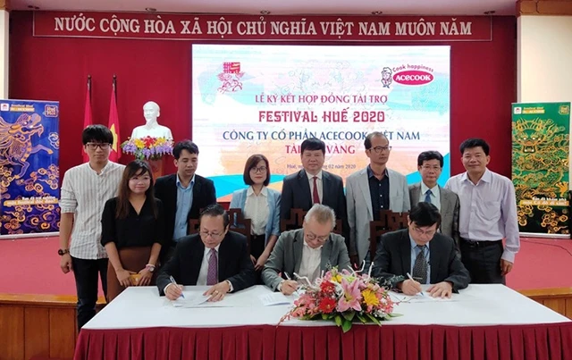 Ban tổ chức Festival Huế 2020 và Công ty Cổ phần Acecook Việt Nam ký kết hợp đồng tài trợ.