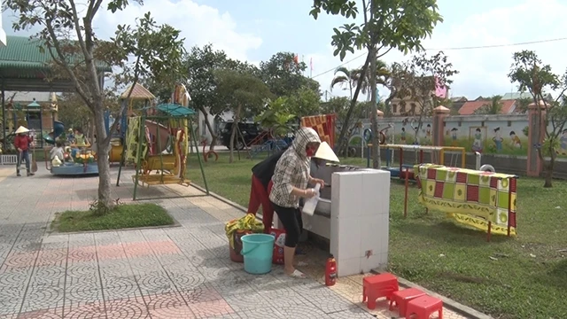 Giáo viên tại các trường học trên địa bàn tỉnh Thừa Thiên - Huế được huy động làm tổng vệ sinh, tạo môi trường thông thoáng trong những ngày nghỉ tránh dịch bệnh.