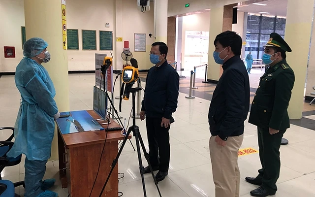 Ðại diện Ban Chỉ đạo phòng chống dịch bệnh do nCoV tỉnh Quảng Ninh kiểm tra công tác giám sát, đo thân nhiệt từ xa tại Cửa khẩu quốc tế Móng Cái.