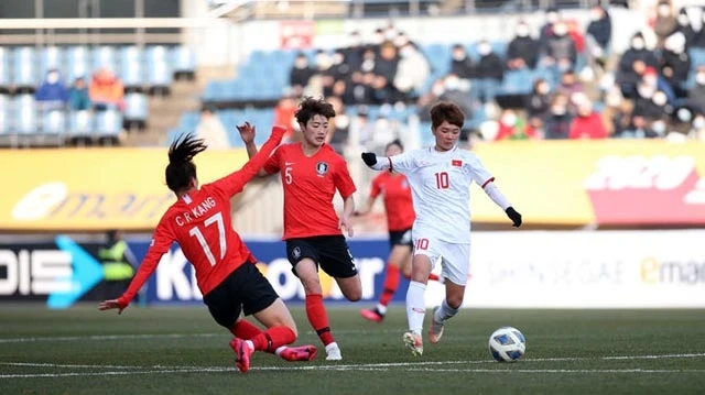 Các cô gái Việt Nam (áo trắng) có trận đấu nỗ lực nhưng không thể tạo nên bất ngờ trước đối thủ Hàn Quốc.