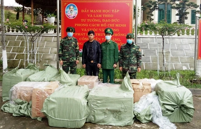 Đối tượng Tiến cùng tang vật bị lực lượng Bộ đội Biên phòng Quảng Ninh bắt giữ. 