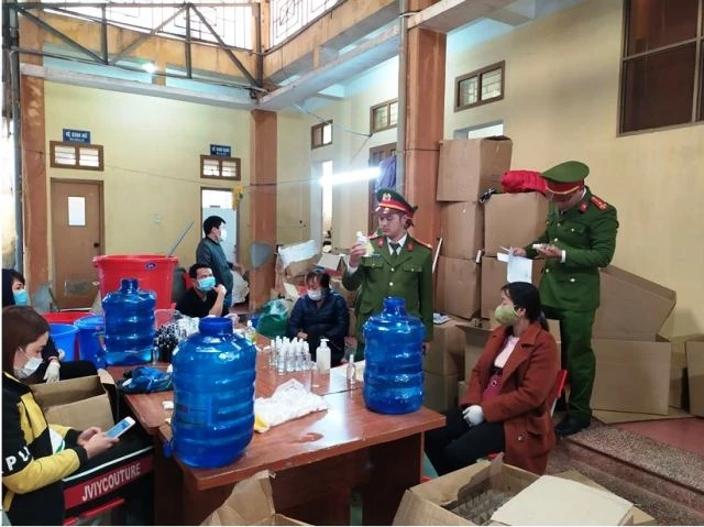 Công an tỉnh Thái Bình phát hiện nhiều vi phạm trong quá trình sản xuất nước rửa tay của Công ty Thiên Y Việt.