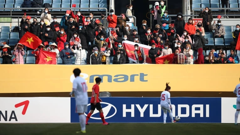 Các cầu thủ đội tuyển nữ Việt Nam thi đấu trong sự cổ vũ nhiệt tình của người hâm mộ nước nhà trên sân Jeju (Ảnh: AFC)