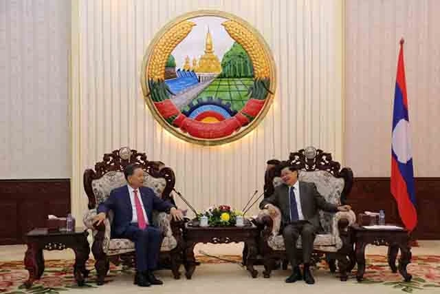 Thủ tướng Lào Thongloun Sisoulith (phải) tiếp Bộ trưởng Tô Lâm và Đoàn đại biểu cấp cao Bộ Công an Việt Nam, chiều 10-2.