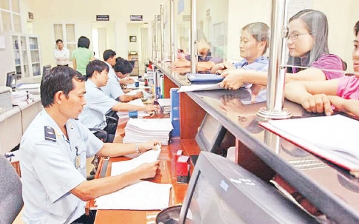 Các doanh nghiệp làm thủ tục khai thuế tại Hải quan thành phố Hồ Chí Minh.