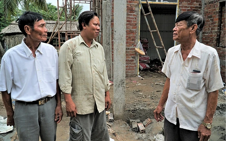 Ông Phùng Minh Út (ngoài cùng bên phải) đến thăm gia đình chính sách vừa được hỗ trợ xây nhà tình nghĩa.
