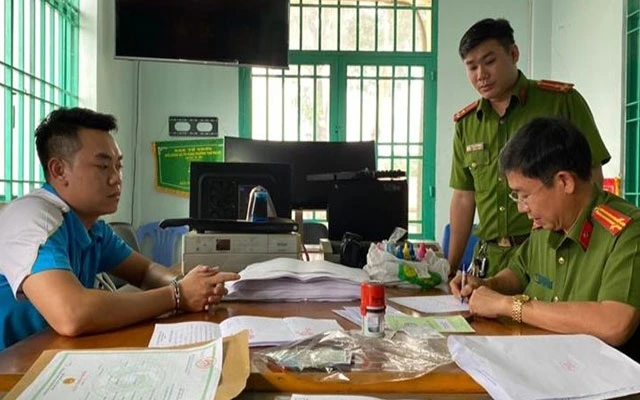 Điều tra viên Công an TP Biên Hòa lấy lời khai đối tượng Linh.