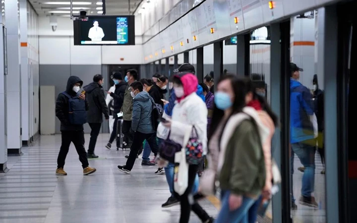 Người dân trở lại làm việc ở thành phố Thượng Hải, Trung Quốc. Ảnh Reuters