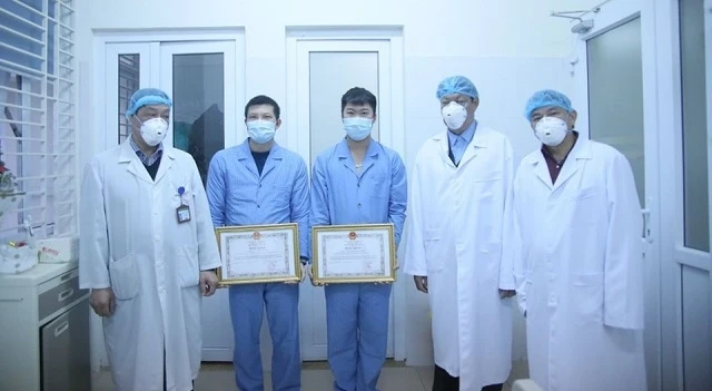 Bộ Y tế trao tặng Bằng khen cho các bác sĩ vừa tháp tùng đoàn 30 công dân Việt Nam trở về từ Vũ Hán, Trung Quốc. 