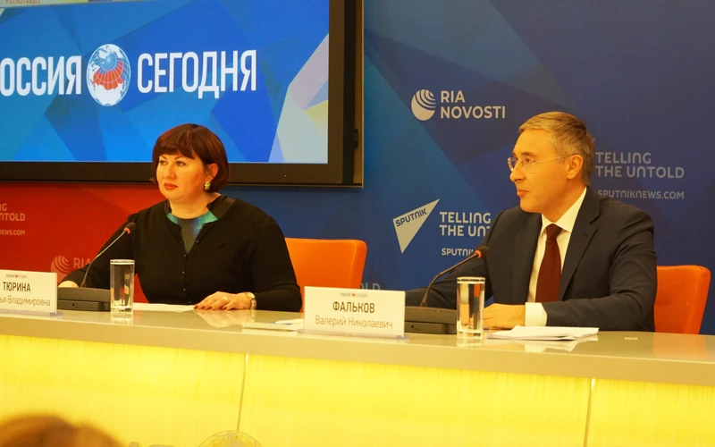Bộ trưởng Khoa học và Giáo dục Đại học Nga Valery Falkov tại buổi họp báo quốc tế 