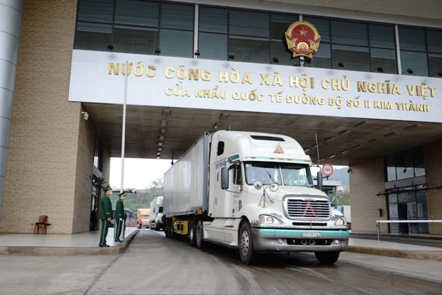 Thông quan hàng hóa, bảo đảm chống dịch nCoV ở Cửa khẩu Kim Thành (Lào Cai).
