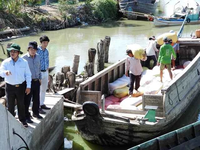Đoàn công tác của UBND tỉnh Cà Mau kiểm tra ảnh hưởng khô hạn trên đồng lúa huyện U Minh. 
