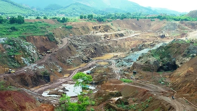 Khai thác khoáng sản tại mỏ tầng sâu Núi Quặng là một trong những nguyên nhân dẫn đến sụt lún đất ở địa phương.