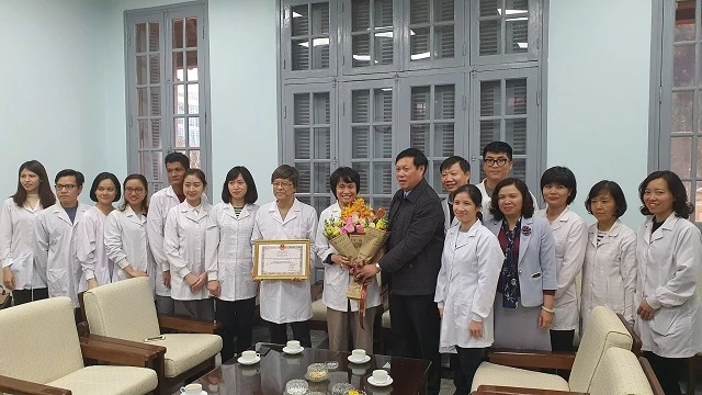 Thứ trưởng Y tế Đỗ Xuân Tuyên trao Bằng khen cho tập thể Viện Vệ sinh Dịch tễ Trung ương. 