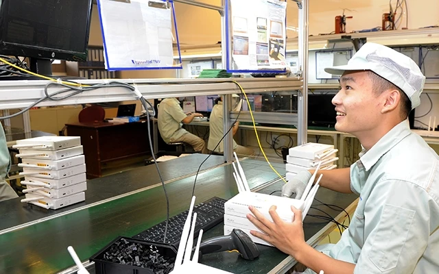 Công nhân Công ty cổ phần Công nghệ công nghiệp Bưu chính viễn thông Việt Nam (VNPT Technology) lắp ráp thiết bị điện tử viễn thông. Ảnh: Thanh Hà