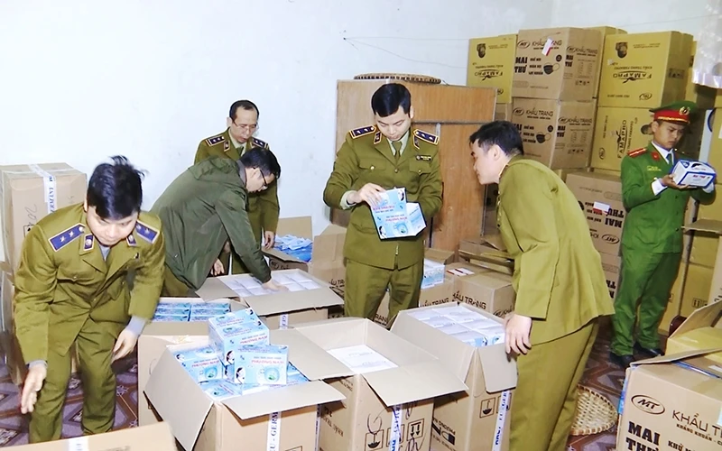 Lô hàng hơn 147 nghìn chiếc khẩu trang y tế có dấu hiếu vi phạm nhãn mác và chất lượng hàng hóa, bị Cục quản lý thị trường Lào Cai tạm giữ để xác minh làm rõ.