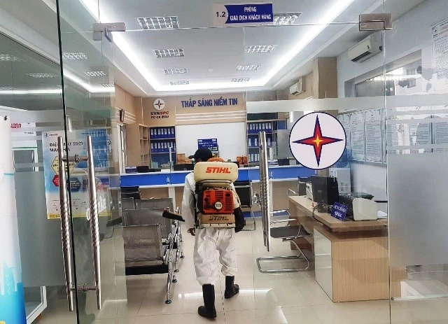 Hơn 200 phòng giao dịch khách hàng tại 21 tỉnh, thành phố phía nam thường xuyên được phun thuốc diệt khuẩn phòng ngừa lây lan của dịch bệnh.
