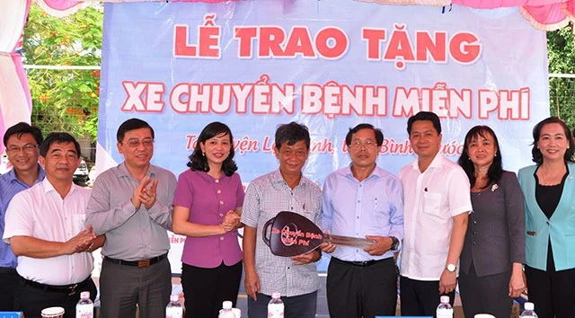 Đại diện “Nhóm thiện nguyện thầy Quân và những người bạn” tặng xe cứu thương cho huyện Lộc Ninh.
