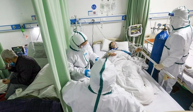 Bệnh nhân nhiễm Covid-19 được điều trị ở thành phố Vũ Hán, tỉnh Hồ Bắc (Trung Quốc). Ảnh: Reuters