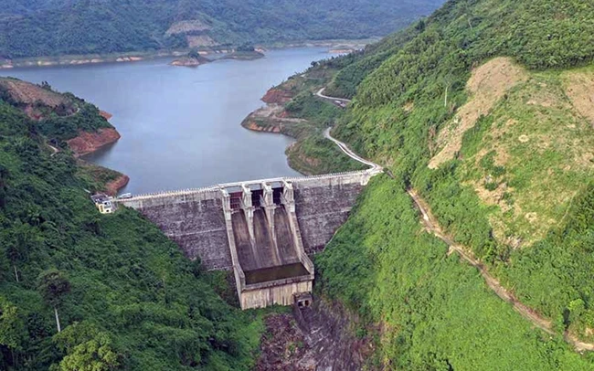 Lượng nước ở hồ thủy điện A Vương (Quảng Nam) chỉ đạt 30% dung tích, thiếu gần 170 triệu mét khối nước.
