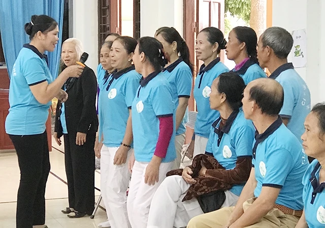 Buổi sinh hoạt định kỳ của CLB liên thế hệ tự giúp nhau thôn Lập Ái (xã Song Giang, huyện Gia Bình, tỉnh Bắc Ninh).